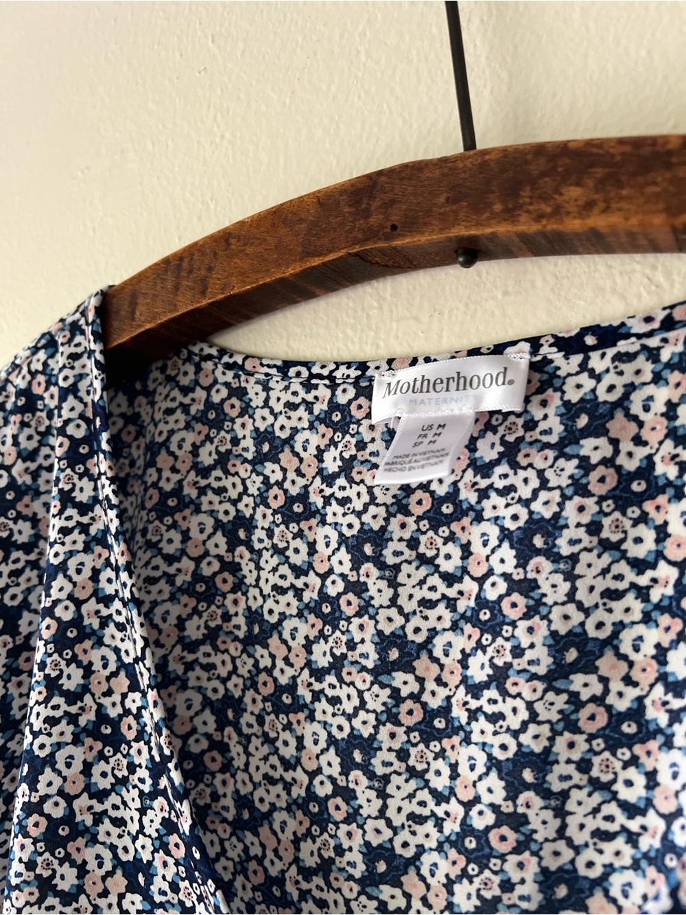 Maternity Ditsy Floral V-Neck Tee in Navy and White Postpartum - Picture 3 of 6